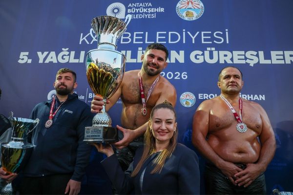 Kaş Yağlı Güreşleri’nin başpehlivanı Erkan Taş oldu