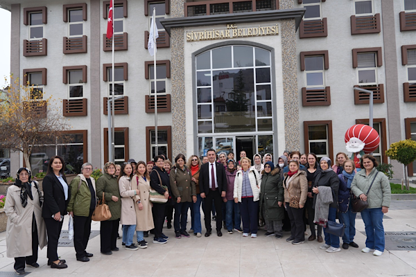 Eskişehirli kadınlar Sivrihisar’ı gezdi