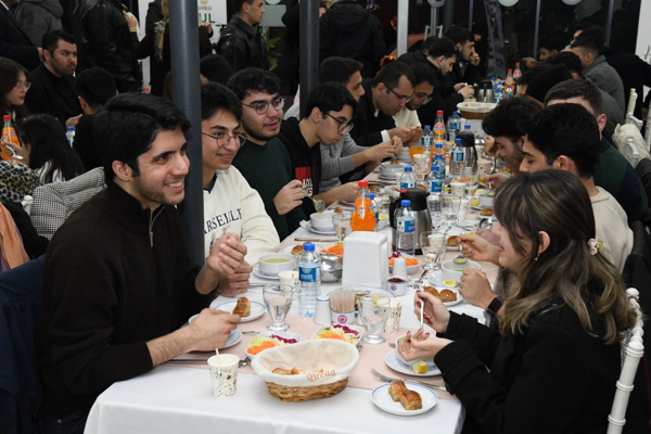 Osmaniyeli öğrenciler İstanbul’da kurulan iftar sofrasında buluştu 