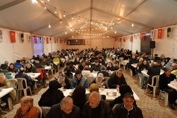 Maltepe'de vatandaşlar, iftar çadırında buluştu