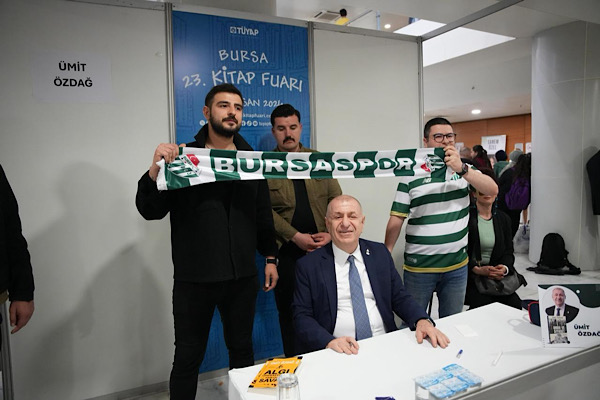 Özdağ, Tüyap Bursa 23. Kitap Fuarı'nda vatandaşlarla bir araya geldi