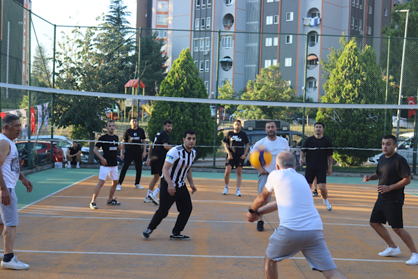 İzmit’te voleybol turnuvası başladı