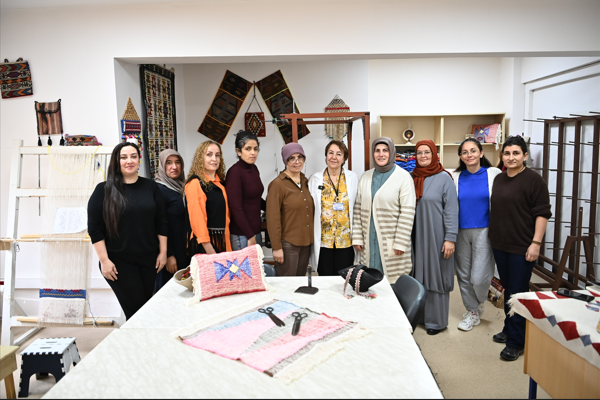 Kilim Dokuma Atölyesi çalışmalarına devam ediyor