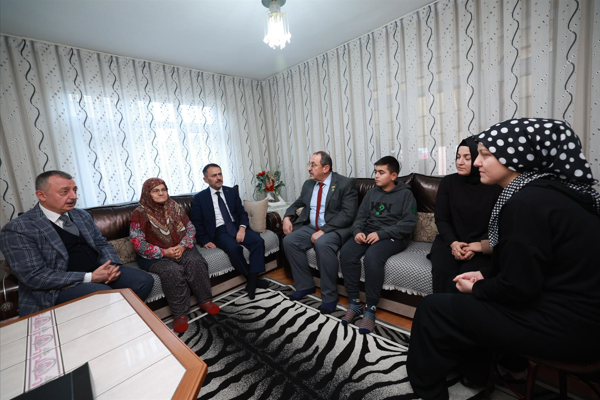 Vali Aktaş ve Başkan Büyükakın'dan şehit ailelerine yılbaşı ziyaretleri