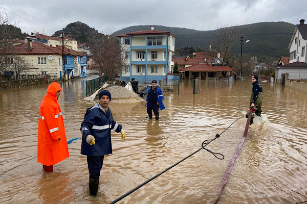 Alanya’da yağış sonrası onarım çalışmaları yürütülüyor
