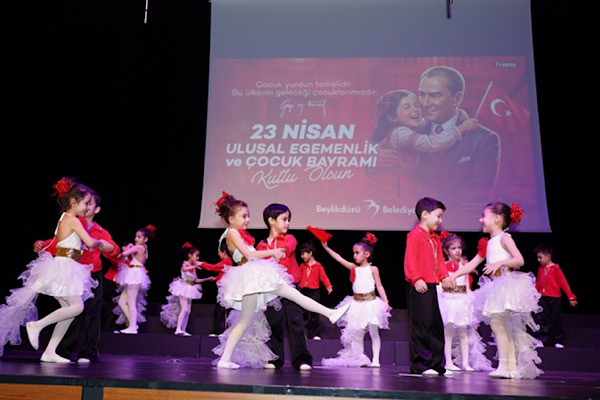 Beylikdüzü’nde 23 Nisan kutlamaları çocukların gösterileriyle başladı