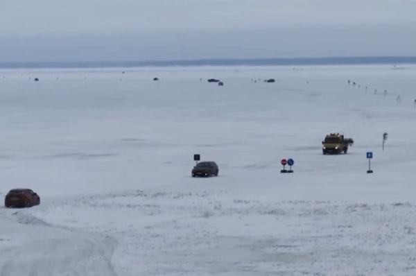 Estonya'nın iki adası arasında buz yolu araç trafiğine açıldı