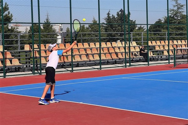 Antalya Büyükşehir Belediyesi'nden ücretsiz tenis kursu