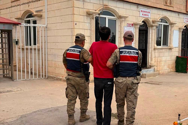Şanlıurfa’da kesinleşmiş hapis cezaları bulunan 2 firari yakalandı