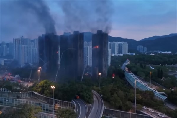 Hong Kong'ta itfaiyeciler hala mahsur kalan insanlara ulaşmaya çalışıyor