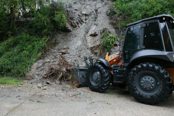 Osmangazi’de toprak kayması sonrası yol yeniden güvenli hale getirildi