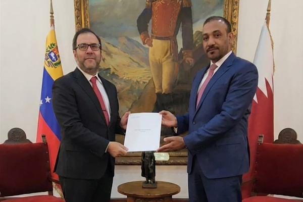 Venezuela Dışişleri Bakanı, Katar Büyükelçisi'nin yetki belgesini teslim aldı