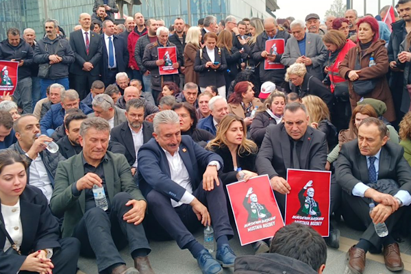 Bursa'da CHP’den oturma eylemi