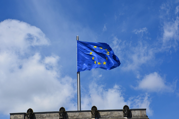 AB Komiseri Kos: Karadağ ile müzakere edilen başlık sayısı 14'e ulaştı