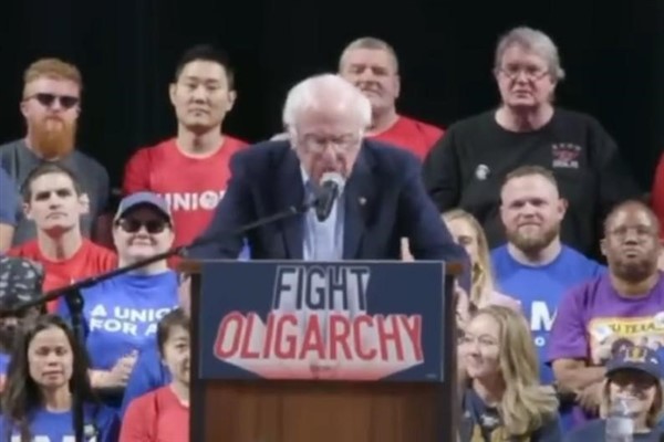 Bernie Sanders, İran saldırıları ile Irak işgali arasında benzerlikler çizdi 