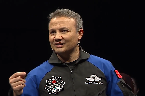 Alper Gezeravcı, şehit çocuklarıyla bir araya geldi