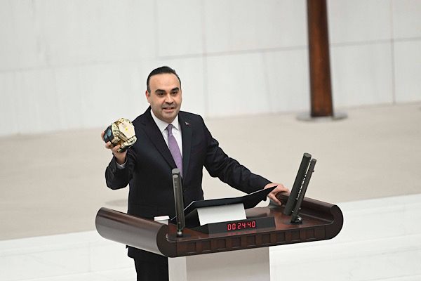 Bakan Kacır, MİHAL’i ilk kez TBMM'de gösterdi