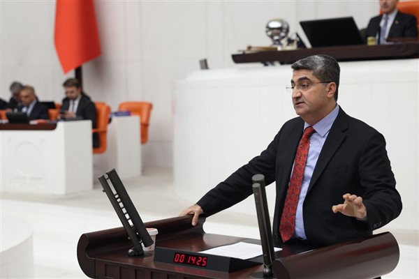 Ekmen: Üye ve seçmen merkezli siyasi partiler yasası şart