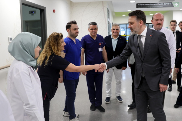 Bursa'da Hemşireler Günü’nde sağlık çalışanları ziyaret edildi