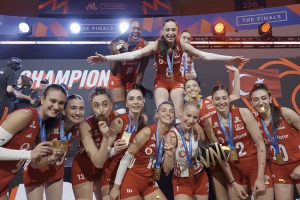 OPET Voleybol Milli Takımlarının enerjisine Şebnem Ferah ile “durma” diyor