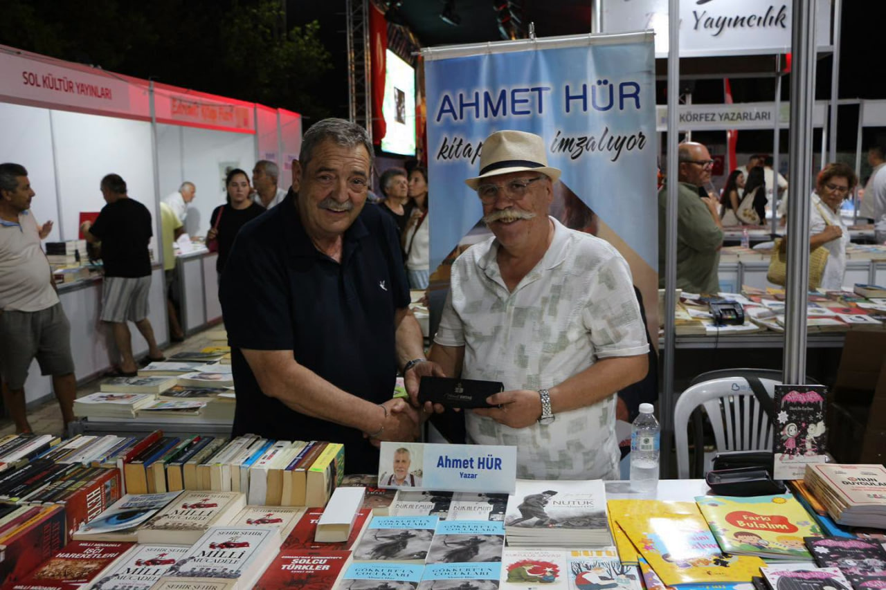8. Edremit Kitap Fuarı ikinci gününde de kitapseverlerle buluştu