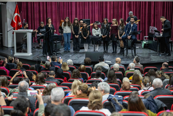 Bornovalı çocuklar, Barış Manço ve Cem Karaca şarkıları seslendirdi