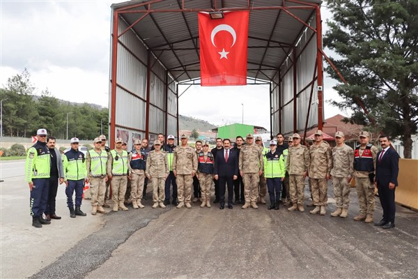 Hatay Valisi Masatlı, jandarma personeli ve vatandaşlarla bayramlaştı