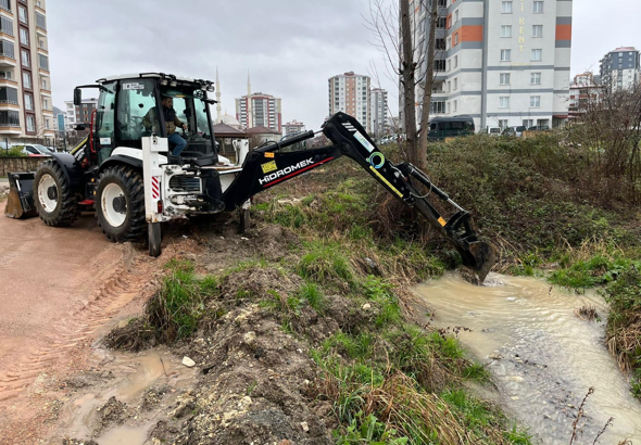 Büyükşehir, su baskını ve taşkını riskine karşı sahada çalışıyor