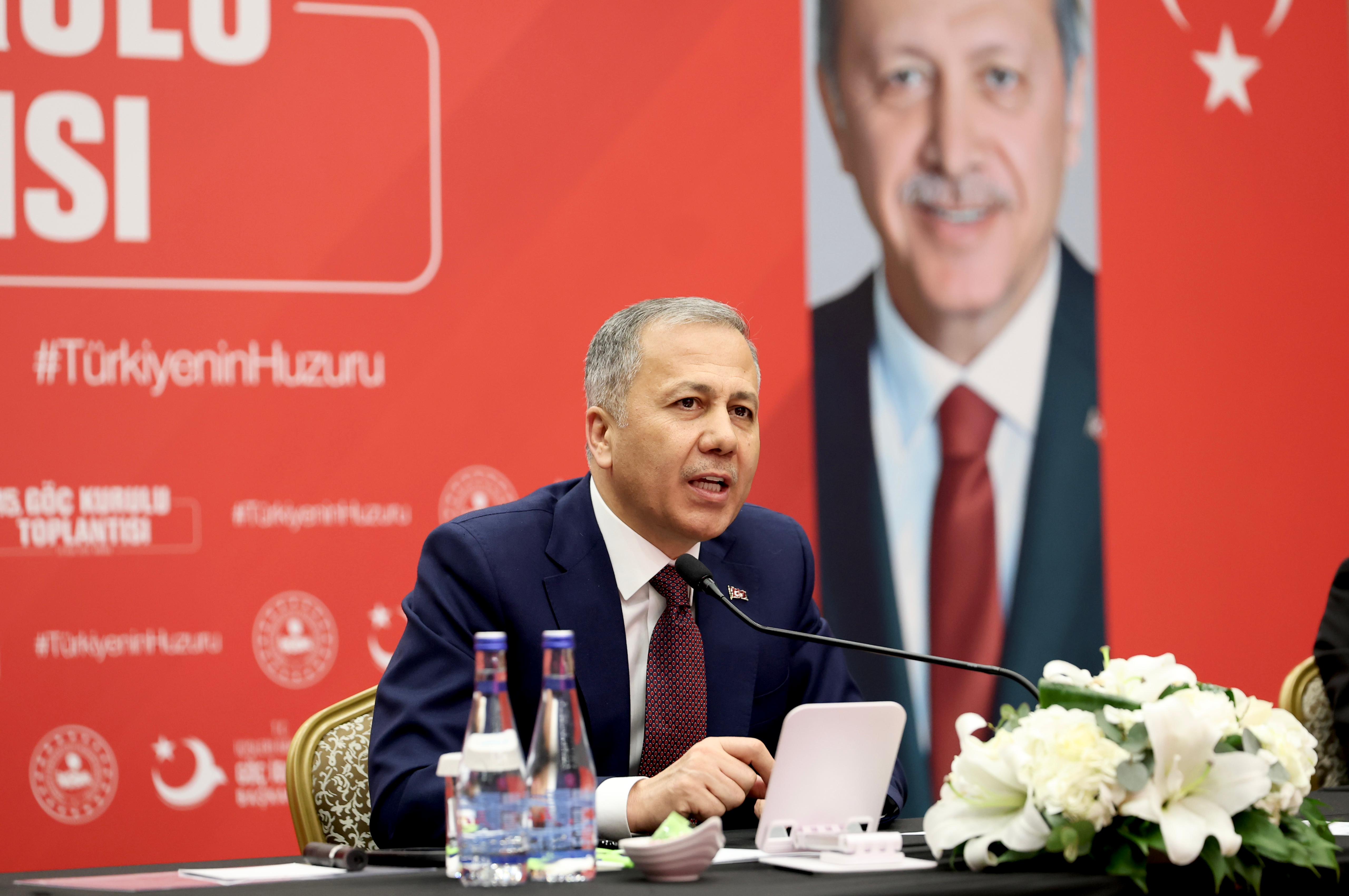 Bakan Yerlikaya:  8’i yabancı uyruklu 46 şüpheli göçmen kaçağı organizatörü yakalandı