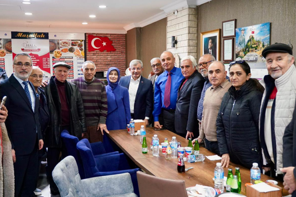 Davutoğlu, ilk iftarını emeklilerle açtı