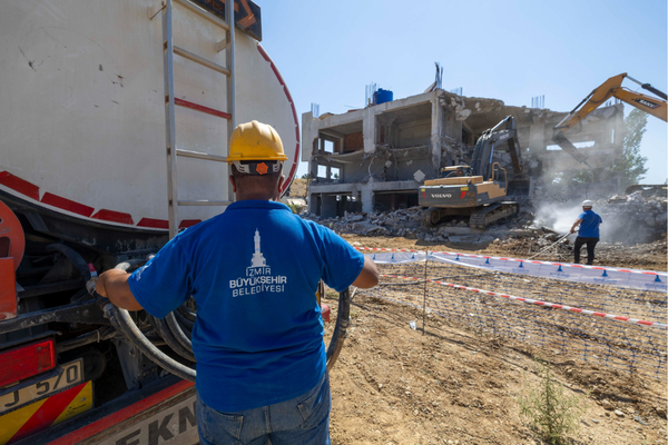 İzmir Büyükşehir Belediyesi Gaziemir'deki kaçak yapıyı yıktı