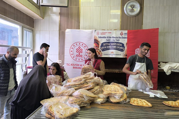 Diyarbakır’da ihtiyaç sahiplerine sıcak ekmek desteği