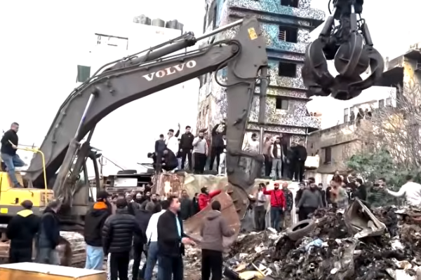 Lübnan'ın Trablus kentindeki bina çökmesinde en az 9 kişi hayatını kaybetti