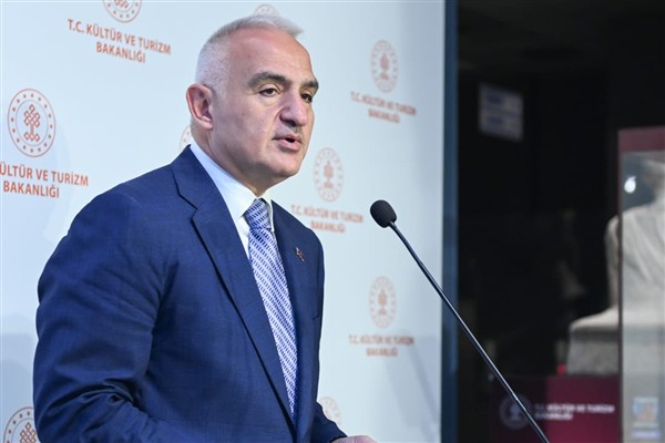 Bakan Ersoy, Burak Özçivit ile bir araya geldi 