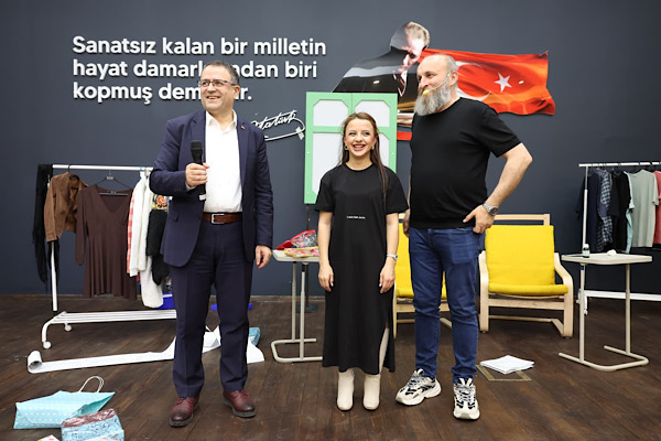 Derince’de “Hangisi Gerçek?” adlı komedi oyunu sahnelendi