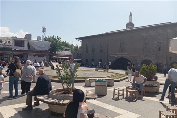 Diyarbakır'da PKK’nın fesih kararına tepkiler