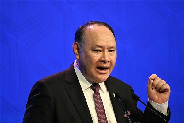 Çin, Filipinler Savunma Bakanı Teodoro’ya yaptırım uygulayacak