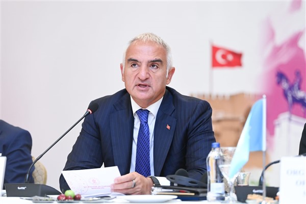 Bakan Ersoy, THY Yönetim Kurulu üyeleri ile bir araya geldi