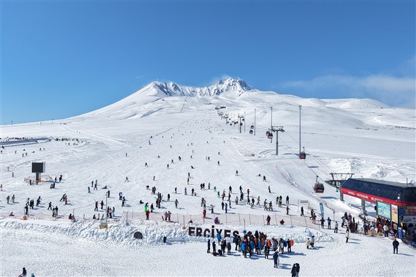 Erciyes Kayak Merkezi sezonu rekor ziyaretçi ile tamamlıyor