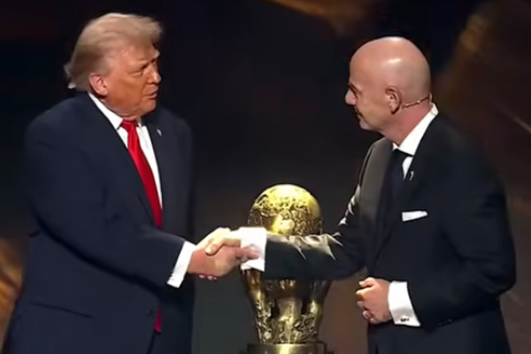 Donald Trump, FIFA'nın yeni tartışmalı barış ödülünü aldı