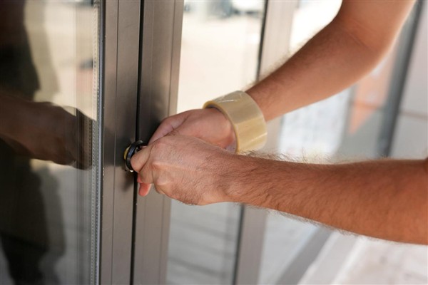 Alanya'da tarihi geçmiş ürün satan 2 zincir market mühürlendi