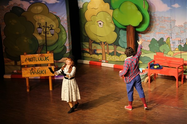 “Mutluluk Denince Akla” tiyatro oyunu Muğla’da çocuklarla buluştu 