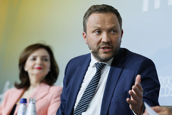 Tsahkna: Ukrayna’nın geleceği için eğitime yatırım yapılmalı