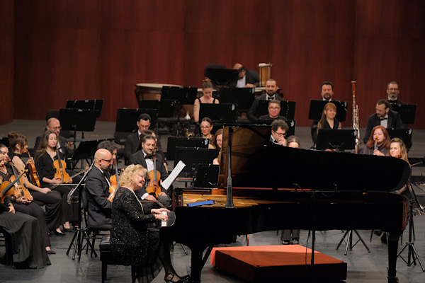 Eskişehir’de Gülsin Onay ve Senfoni Orkestrası konser verdi