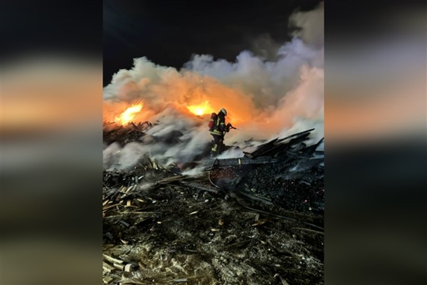 Kayseri İtfaiyesi'nden kereste fabrikasındaki yangına müdahale