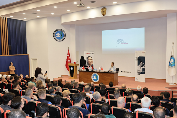 Elit Andaç Çam, Sennur Sezer’in şiirlerini fabrika işçileriyle buluşturdu