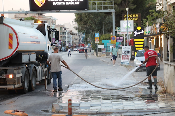 Menderes’te cadde ve kaldırımlarda genel temizlik çalışması başlatıldı
