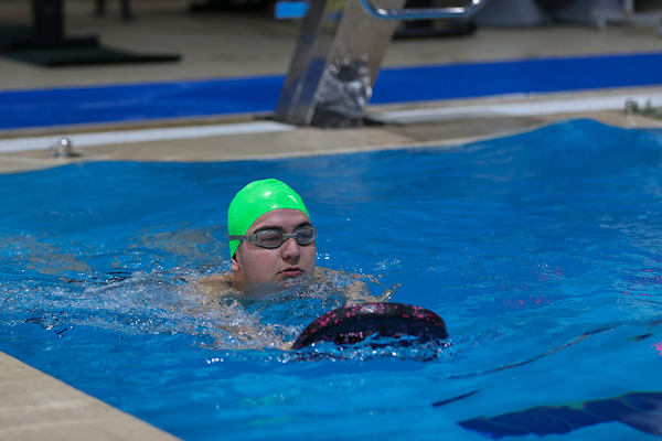 Buca'da otizmli çocuklara yüzme kursu