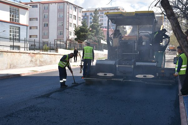 Siirt’te hava şartlarının iyileşmesiyle beraber asfalt çalışmaları sürüyor