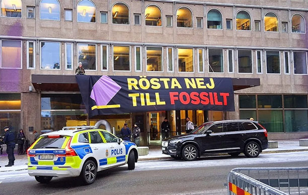 İsveç'te çevre aktivistleri hükümet binasının çatısına çıktı